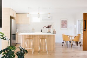 Frigorífico, microondas, horno y placa de cocina
