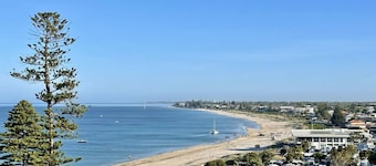 The Byron - Luxury Seaside Kingston Park Studio