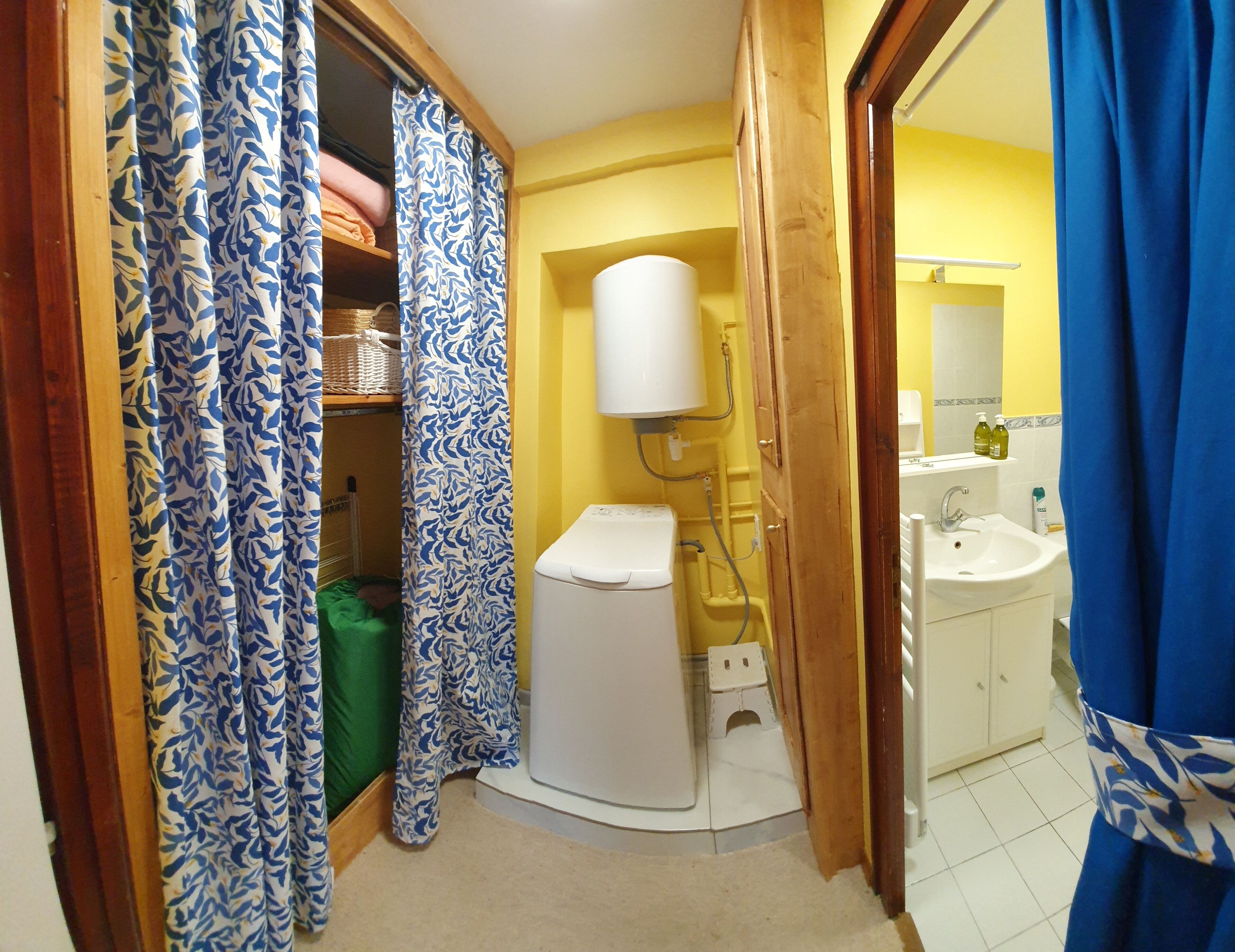 Une petite salle de bain comprenant des toilettes, un lavabo et un espace douche.