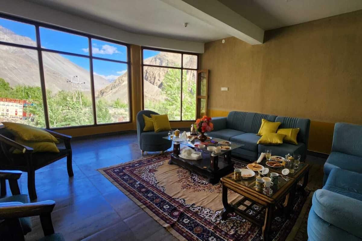 Deluxe Room, Mountain View | Living area