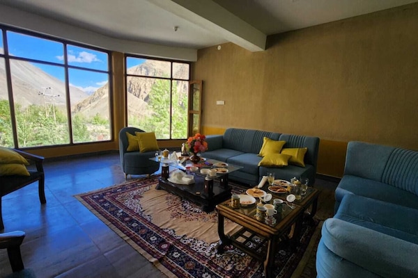 Deluxe Room, Mountain View | Living area