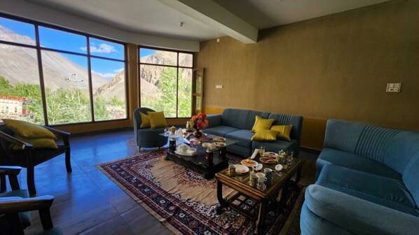 Deluxe Room, Mountain View | Living area