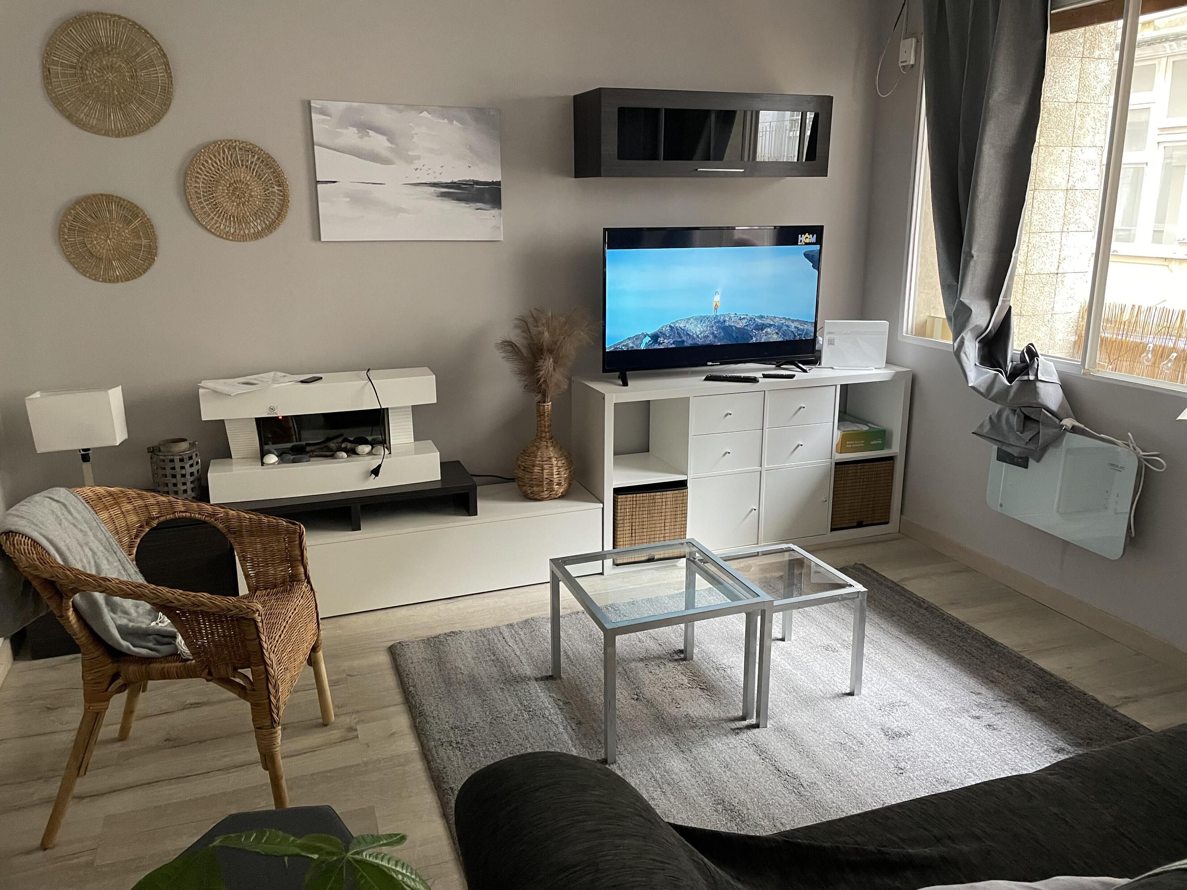 Apartment | Living area | Fireplace