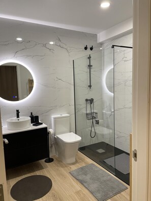 公寓 | 浴室 | 淋浴設備、吹風機、毛巾