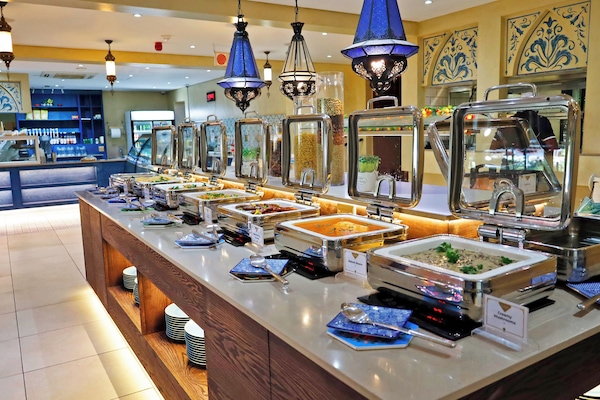 Petit déjeuner, déjeuner et dîner servis sur place