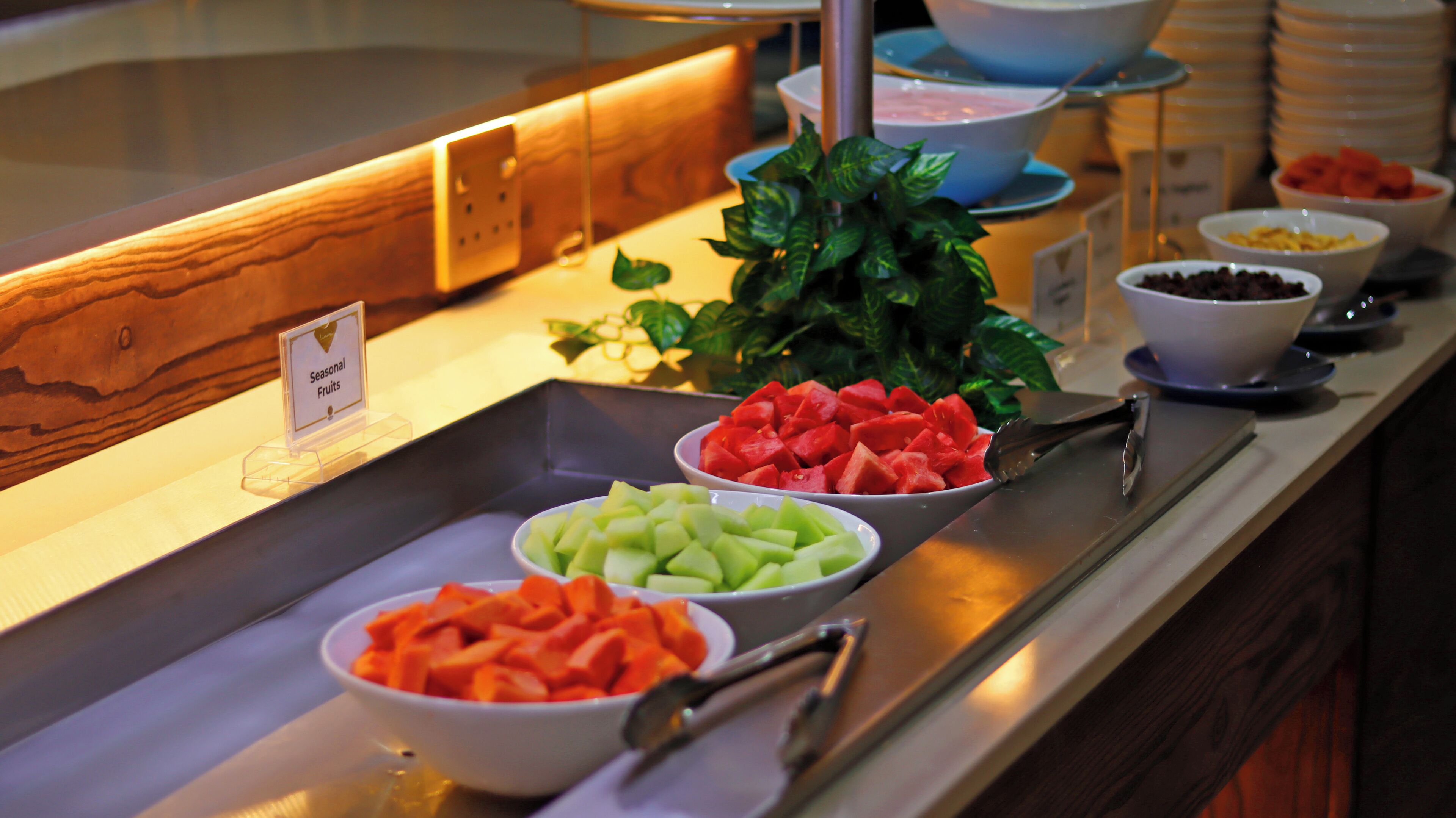 Un buffet proposant une variété de fruits et de légumes.