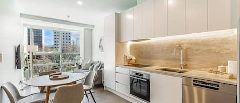 Refrigerador, microondas, horno y parrilla de estufa