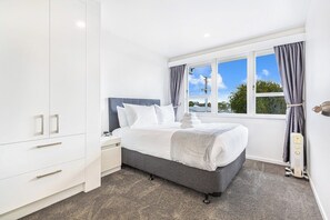 3 bedrooms, desk, iron/ironing board, WiFi