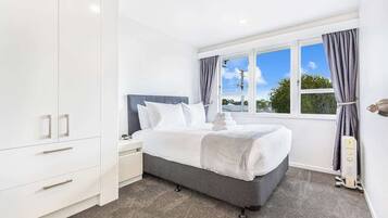 3 bedrooms, desk, iron/ironing board, WiFi