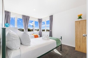 3 habitaciones, tabla de planchar con plancha, wifi y ropa de cama