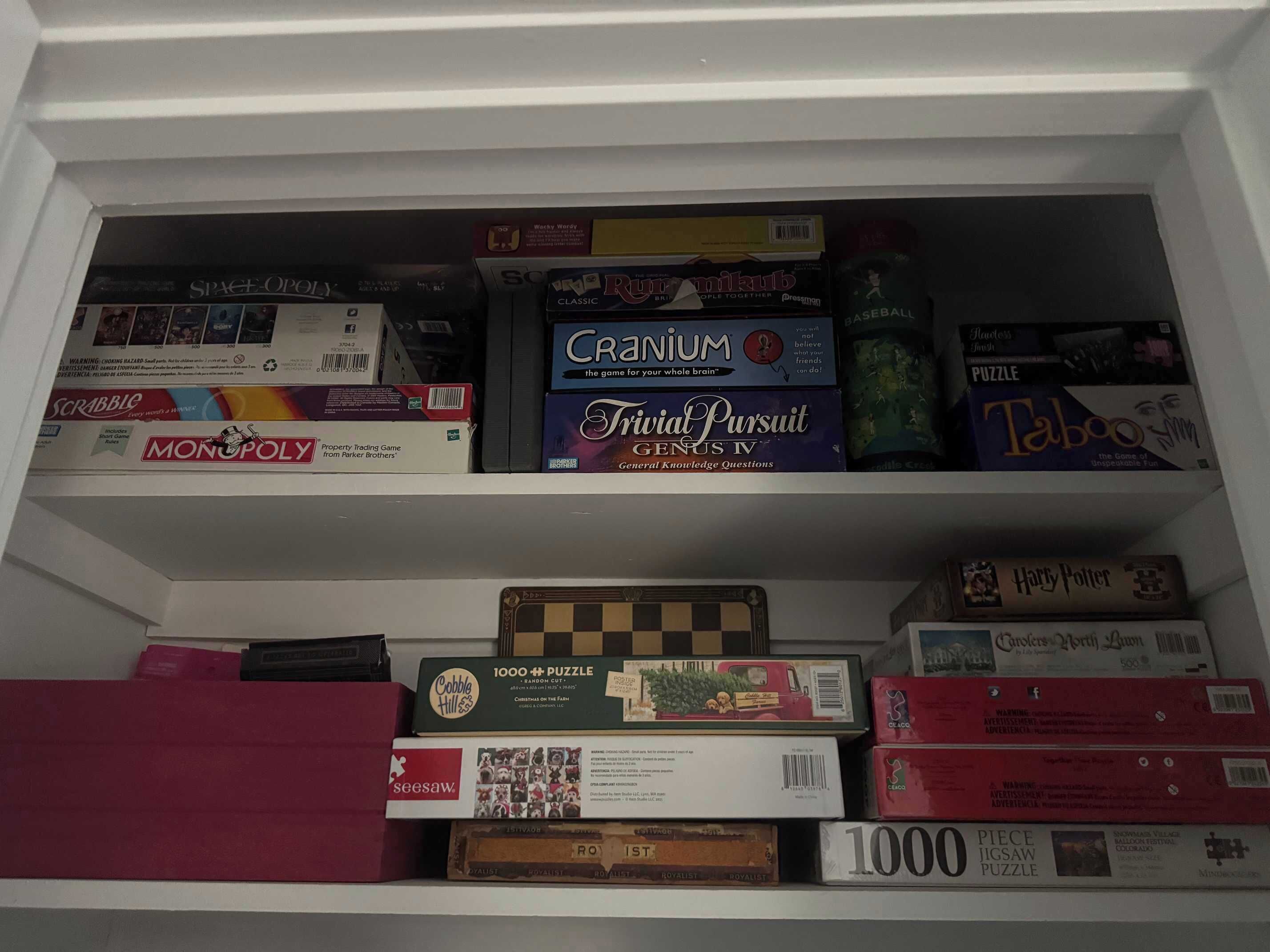 Hyllyssä on useita erilaisia lautapelejä, kuten Monopoly, Scrabble ja Carcassonne.