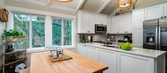 Renovated 3BR/2.5BA Duneloft Villa! Great Location! Neighborhood Pool! Pet Friendly! Amenity Cards!