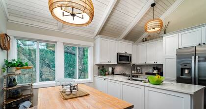 Renovated 3BR/2.5BA Duneloft Villa! Great Location! Neighborhood Pool! Pet Friendly! Amenity Cards!