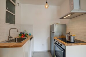 Fridge, microwave, stovetop, dishwasher