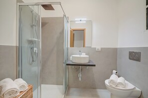 Family Apartment, Multiple Bedrooms (Comfort Tra Fiume E Pini) | Bathroom