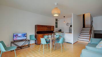 Appartamento familiare, camere multiple (Comfort Tra Fiume E Pini) | Area soggiorno | Smart TV 32 pollici con canali via cavo