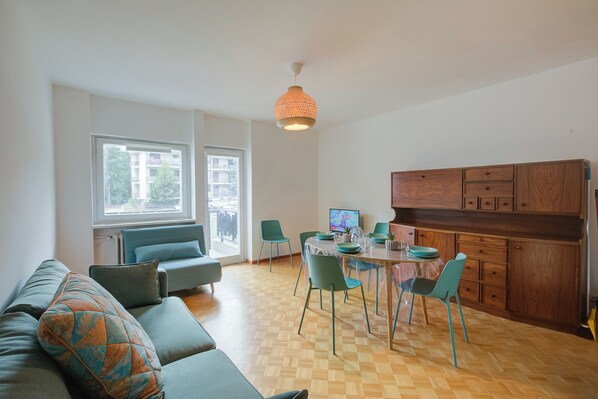 Apartamento família, vários quartos (Comfort Tra Fiume E Pini) | Área de estar | Smart TV 32 polegadas com canais a cabo