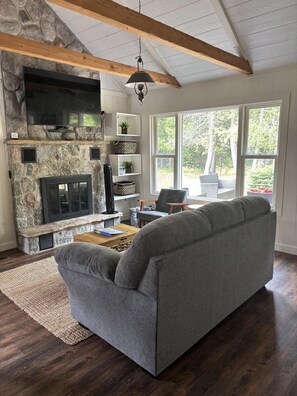 Smart TV, chimenea, libros