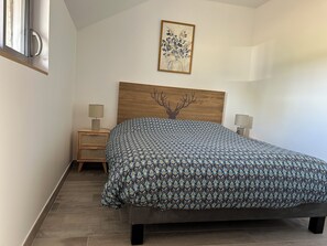 3 室のベッドルーム、旅行用ベビーベッド、WiFi、ベッドシーツ