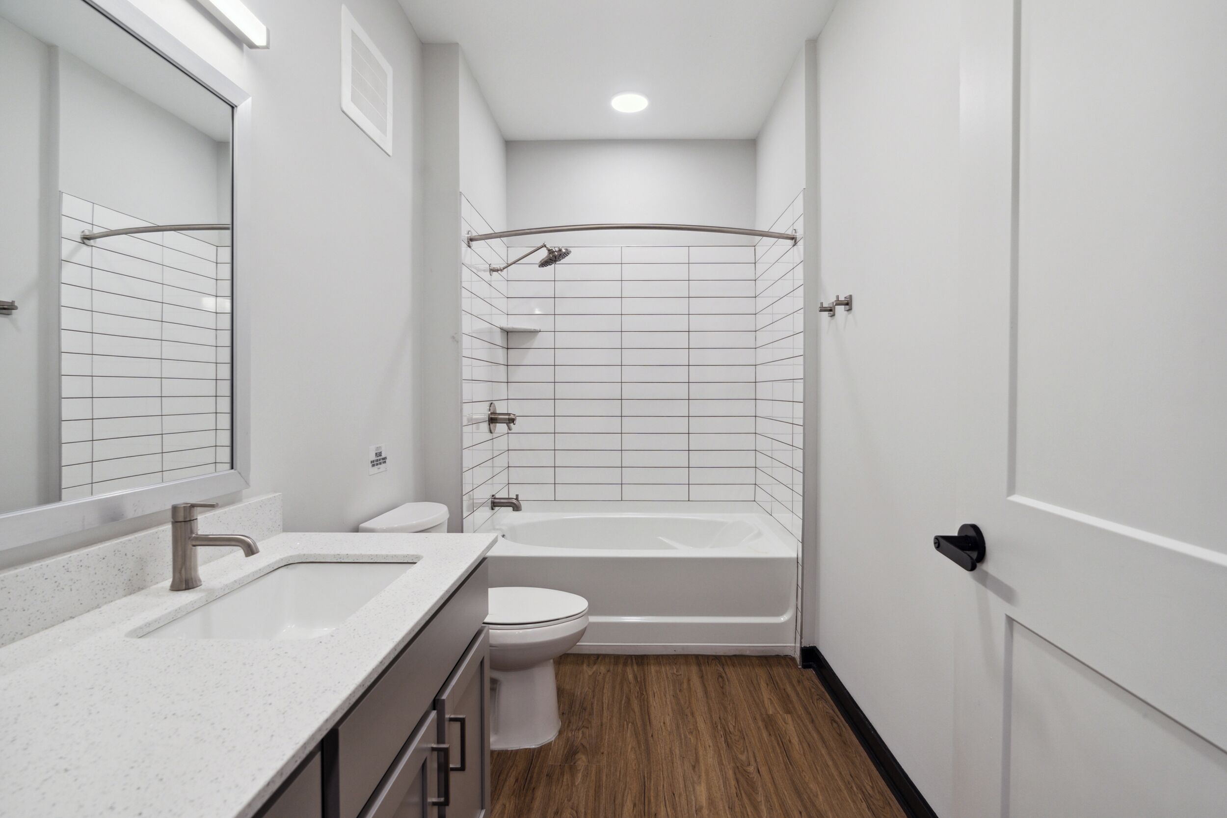 Deluxe Apartment | Bathroom | Hair dryer, towels, soap, shampoo