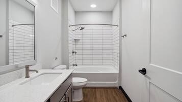 Deluxe Apartment | Bathroom | Hair dryer, towels, soap, shampoo