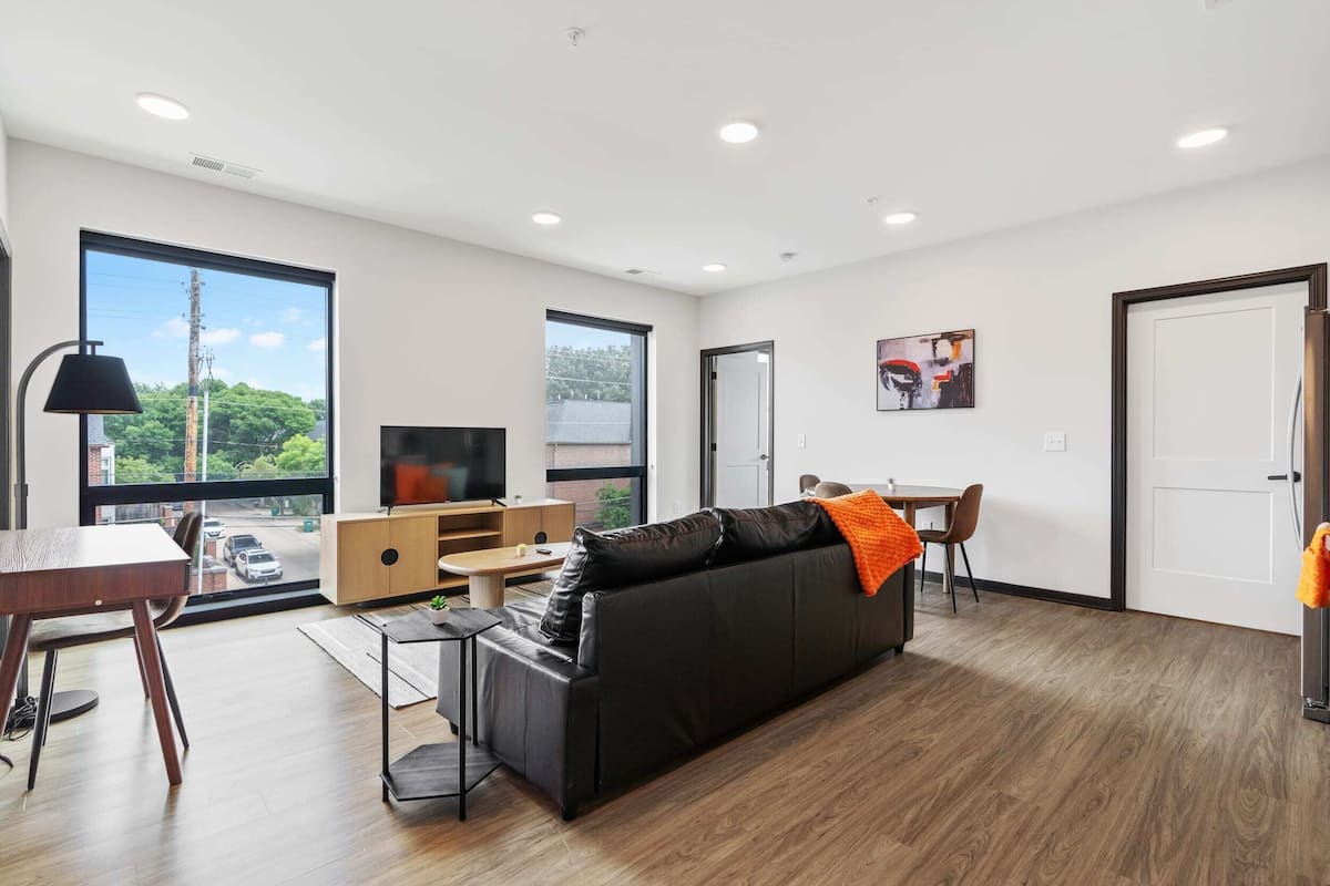 Deluxe appartement | Woonruimte | Een 42-inch smart-tv met digitale zenders