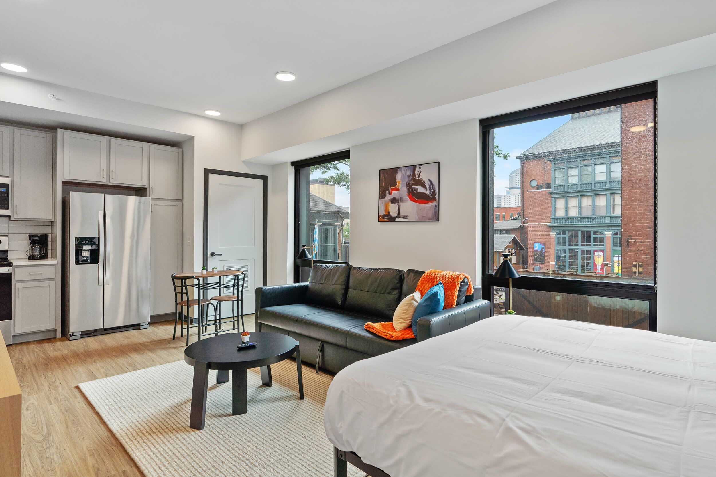 Studio – deluxe | Oppholdsområde | En 42-tommers smart-TV med digitale kanaler