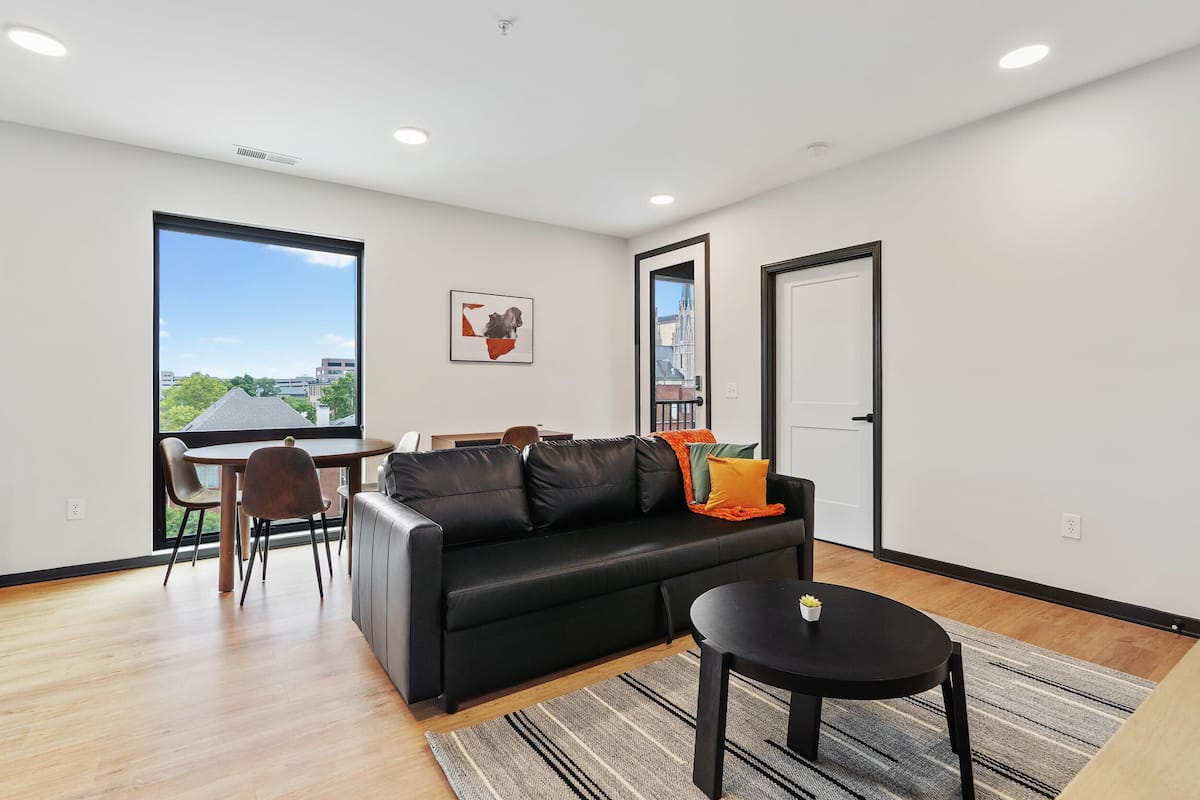 Deluxe appartement | Woonruimte | Een 42-inch smart-tv met digitale zenders