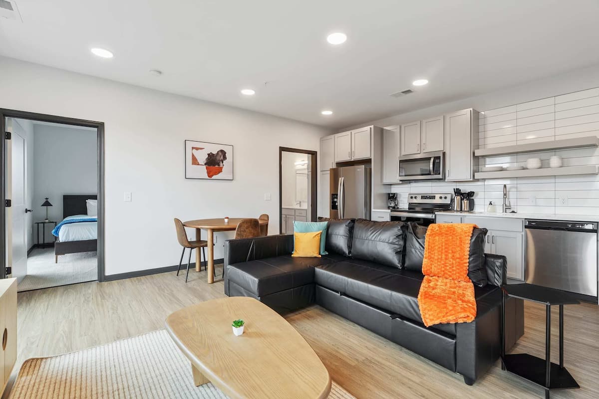 Deluxe appartement | Woonruimte | Een 42-inch smart-tv met digitale zenders