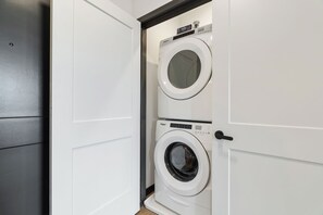 Executive Apartment | Laundry - CozySuites at Block20 (Indianapolis)