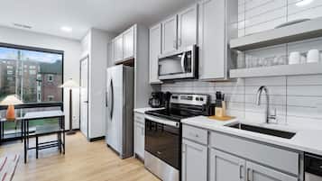 Deluxe Studio | Private kitchen | Fridge, microwave, oven, dishwasher