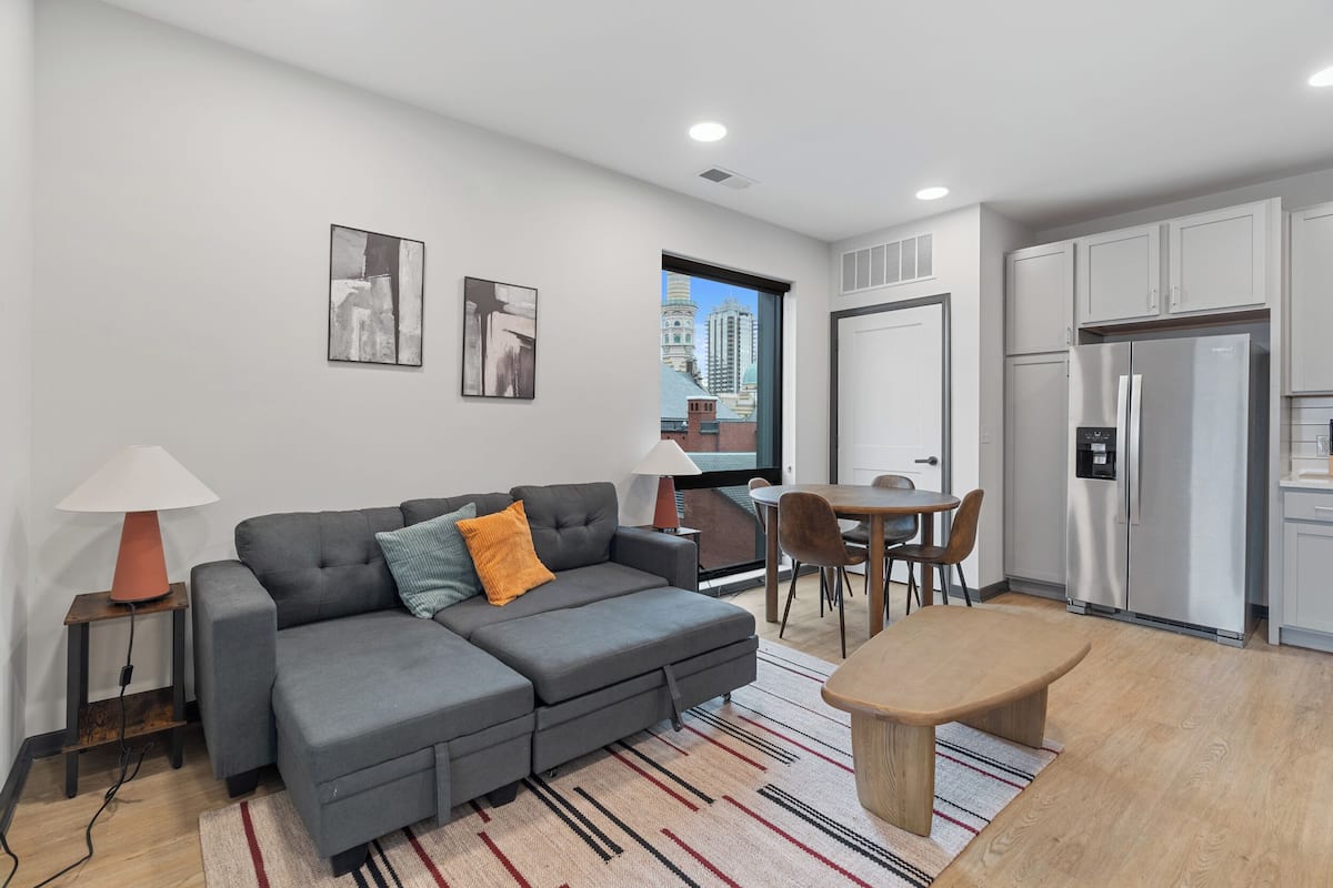 Deluxe appartement | Woonruimte | Een 42-inch smart-tv met digitale zenders