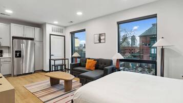 Studio – deluxe | Oppholdsområde | En 42-tommers smart-TV med digitale kanaler