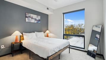 Leilighet – deluxe | Skrivebord, skrivebord for bærbar PC og strykejern/-brett