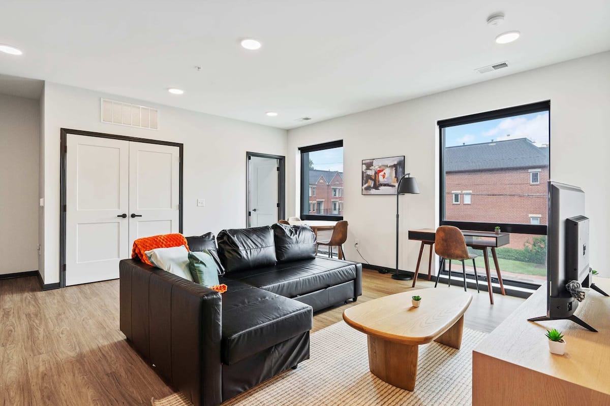 Deluxe appartement | Woonruimte | Een 42-inch smart-tv met digitale zenders