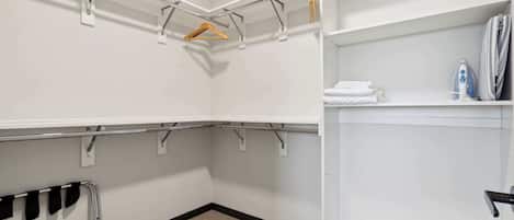 Deluxe Apartment | Desk, laptop workspace, iron/ironing board, free WiFi