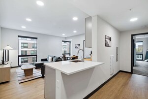 Basic apartman | Privát konyha | Kávé-/teafőző, hűtőszekrény, mikrohullámú sütő és sütő