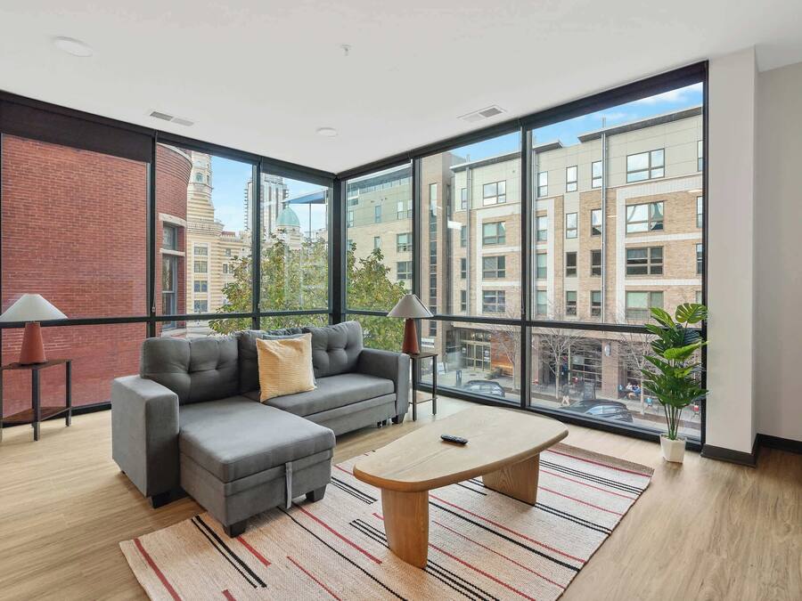 Deluxe-huoneisto | Oleskelualue | 42–tuumainen äly-TV, jossa digitaalikanavat