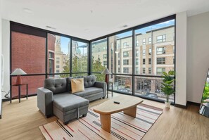 Appartement Deluxe | Aire de séjour | Téléviseur connecté de 42 po avec télévision numérique