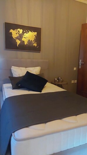 3 bedrooms, iron/ironing board, free WiFi - Modern Elegant Apt in Glyfada w Balcony (Glyfada)