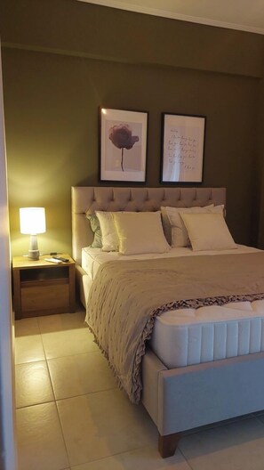 3 bedrooms, iron/ironing board, free WiFi - Modern Elegant Apt in Glyfada w Balcony (Glyfada)