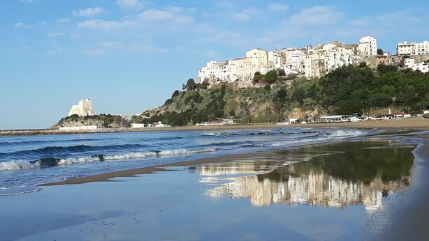 A coastal town with buildings on a hillside overlooking the sea. - Casa Marea Sperlongaresort (Sperlonga)