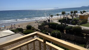 A beach view with a clear sky, a sandy shore, and a few people. - Casa Marea Sperlongaresort (Sperlonga)