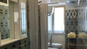 A bathroom with a large sink, two toilets, and a shower area. - Casa Marea Sperlongaresort (Sperlonga)