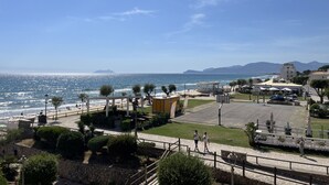 A coastal view with a paved walkway, a small pavilion, and a parking area. - Casa Marea Sperlongaresort (Sperlonga)