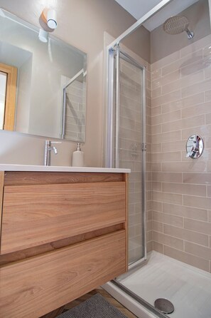 Dusche, Haartrockner, Bidet, HandtĂŒcher