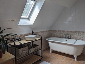 Een douche, een haardroger, handdoeken, zeep