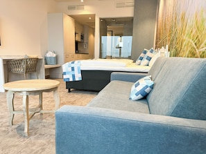 Quarto casal superior, sacada, vista para o jardim | Roupas de cama premium, edredons de pluma, frigobar, cofres nos quartos