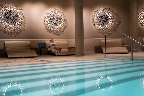 Piscina interna, piscina externa, guarda-sóis, espreguiçadeiras