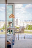 Ropa de cama de alta calidad, cubrecamas y minibar 